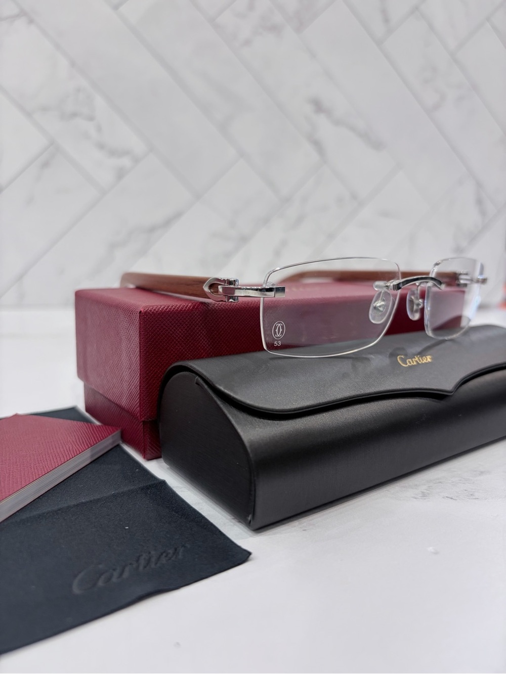 SUNGLASSES WITH ELONGATED C DE CARTIER MOTIF